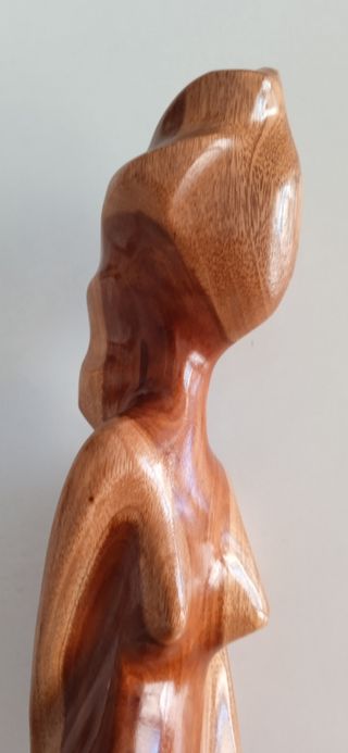 Escultura surrealista firmada mujer madera olivo.