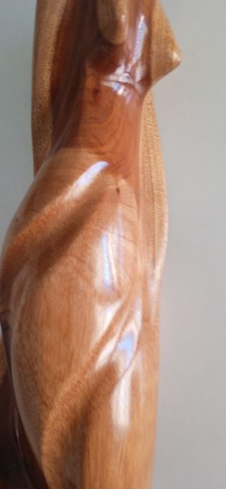 Escultura surrealista firmada mujer madera olivo.