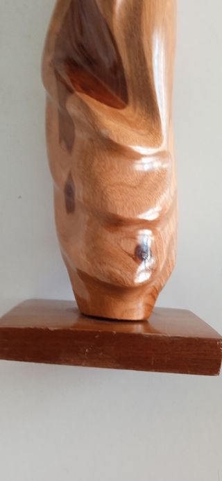 Escultura surrealista firmada mujer madera olivo.