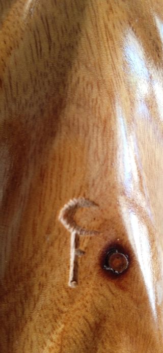 Escultura surrealista firmada mujer madera olivo.