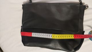 Bolso negro de piel de Zara