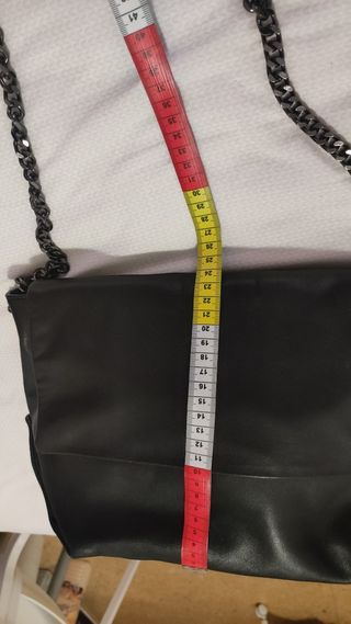 Bolso negro de piel de Zara
