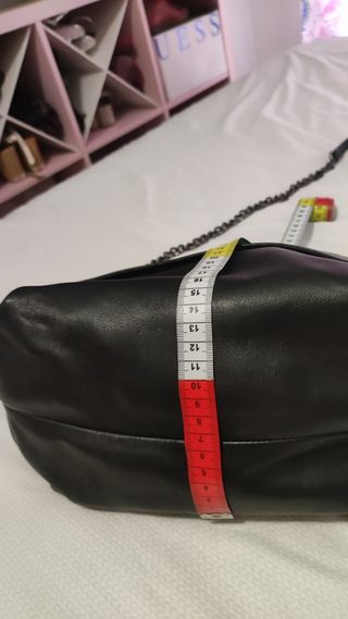 Bolso negro de piel de Zara