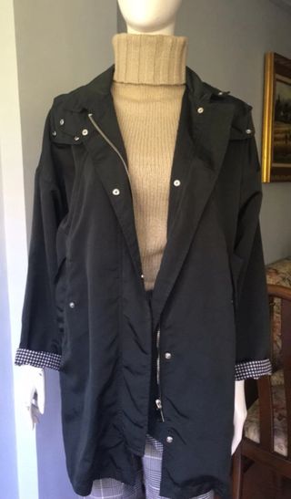 Gabardina negra de Zara