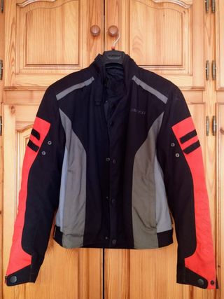 Chaqueta textil impermeable