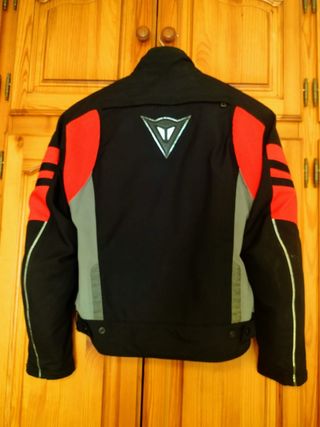 Chaqueta textil impermeable