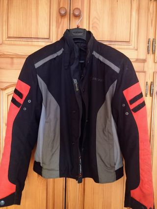 Chaqueta textil impermeable