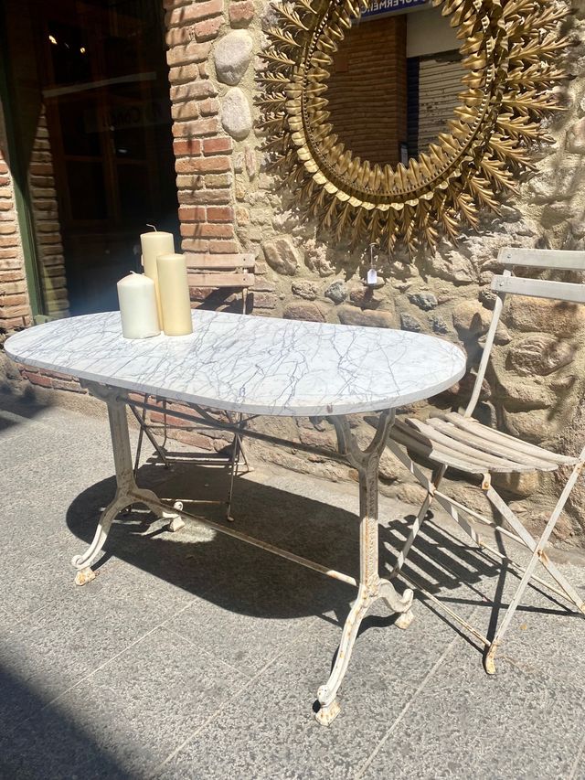 Mesa antigua de bar francesa. Perpinyà