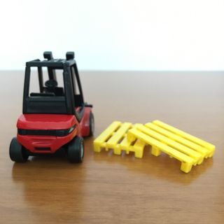 Carrello elevatore Siku con pallet