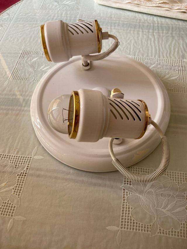 lampada da soffitto con due faretti