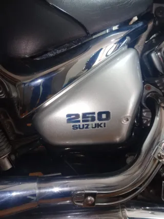 Moto Suzuki Intruder LC