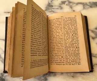 Antiguo libro religioso