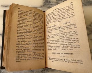 Antiguo libro religioso