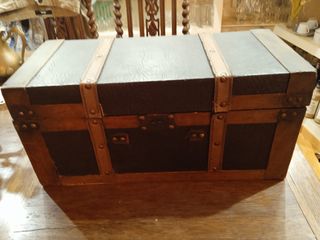 Baúl de madera y cuero