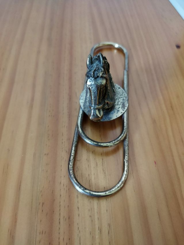 Clip caballo de bronce