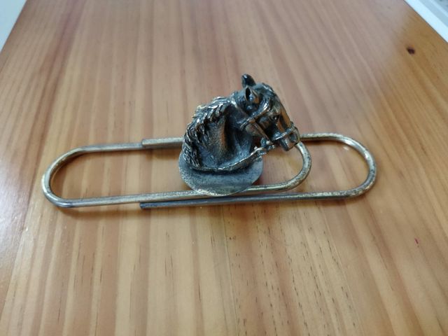 Clip caballo de bronce