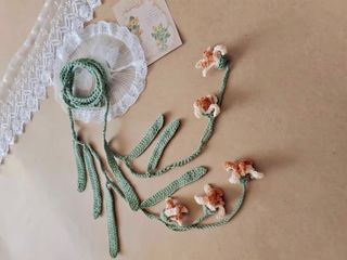 Cinturón artesanal con flores de orquídea tejidas