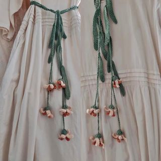 Cinturón artesanal con flores de orquídea tejidas