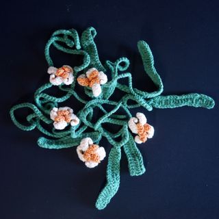 Cinturón artesanal con flores de orquídea tejidas