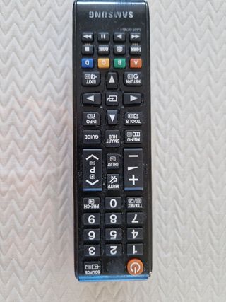 TV Samsung con mando. Necesita adaptador wifi.