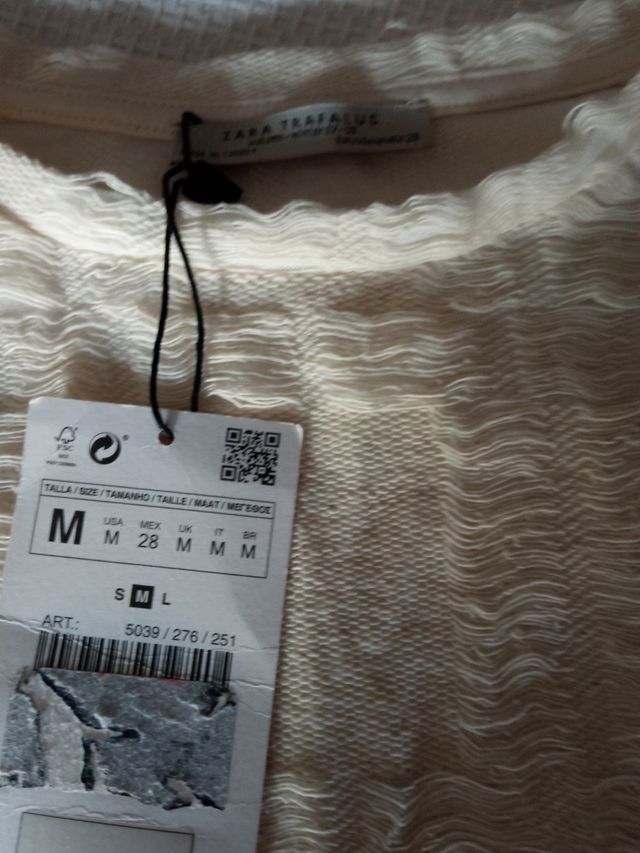 Camiseta blanca roto para chica de Zara.