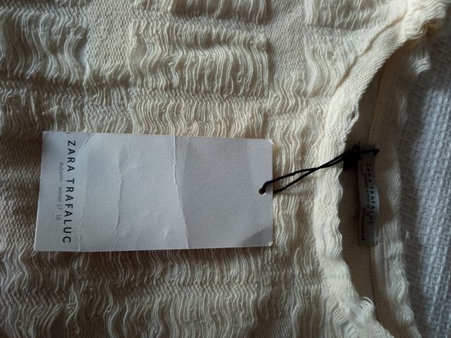 Camiseta blanca roto para chica de Zara.