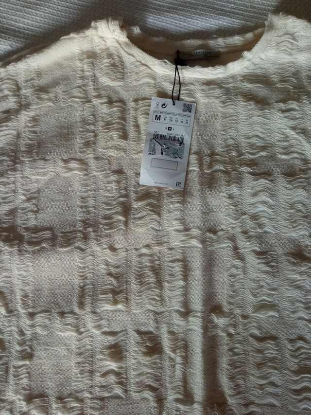 Camiseta blanca roto para chica de Zara.