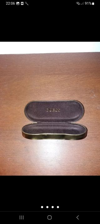 estuche gafas Guess
