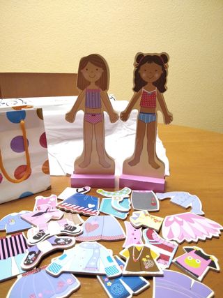 Muñecas imantadas+30 prendas de vestir