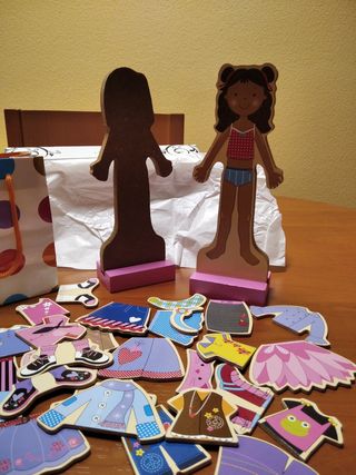 Muñecas imantadas+30 prendas de vestir