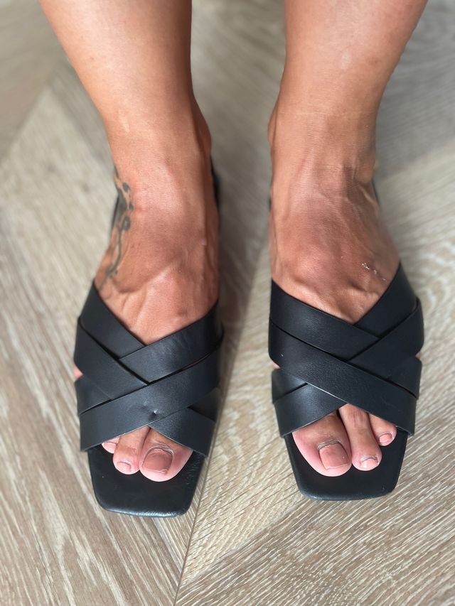 sandalias planas piel negras