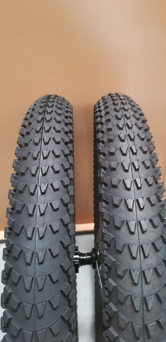 Pareja neumático 24x3.00