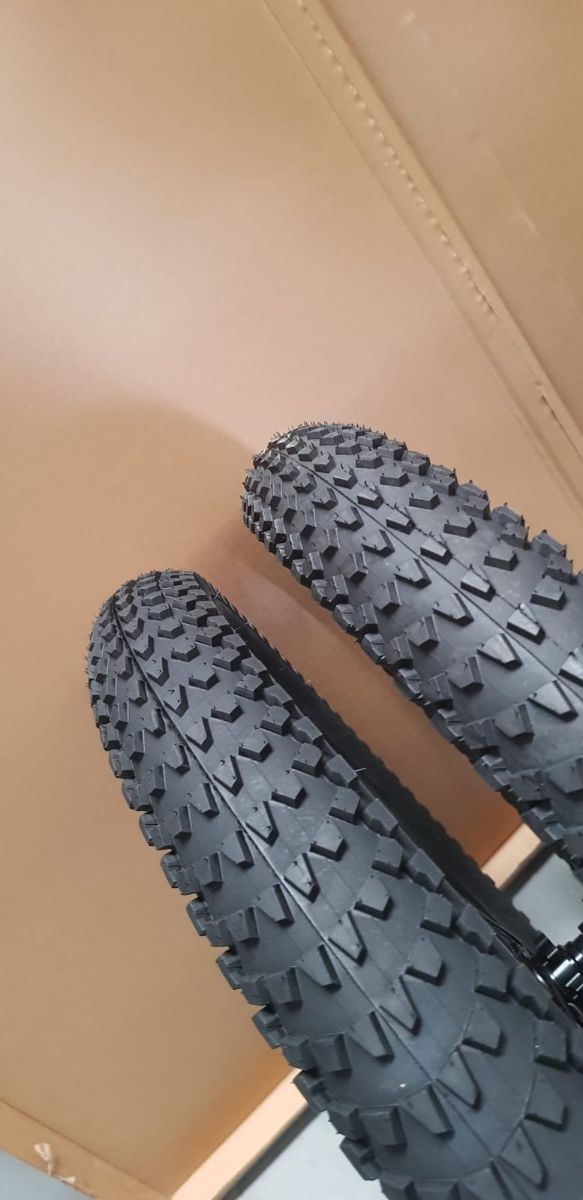 Pareja neumático 24x3.00