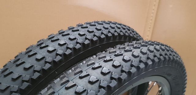 Pareja neumático 24x3.00