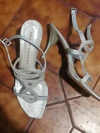 sandalia plateada piel