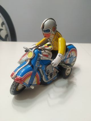 Moto de hojalata antigua a cuerda
