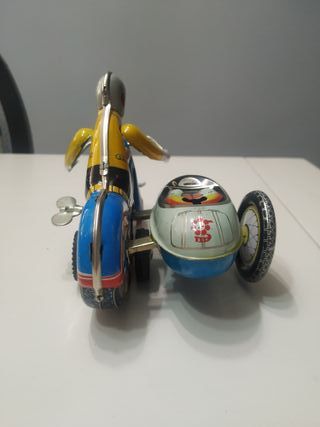 Moto de hojalata antigua a cuerda