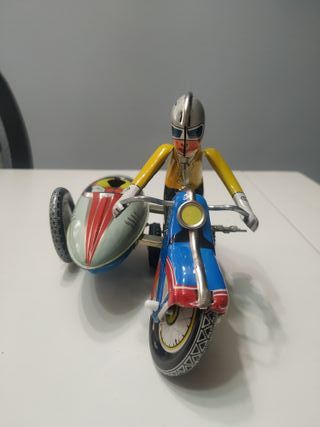 Moto de hojalata antigua a cuerda