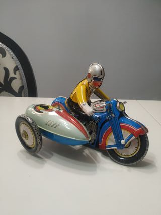 Moto de hojalata antigua a cuerda