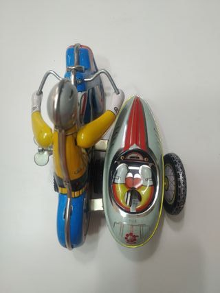 Moto de hojalata antigua a cuerda