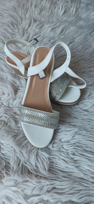 Sandalia de cuña blanca con pedreria