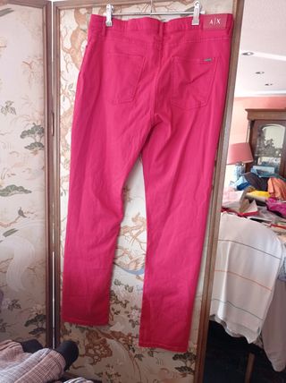 pantalón mujer color rojo marca Emporio ARMANI.