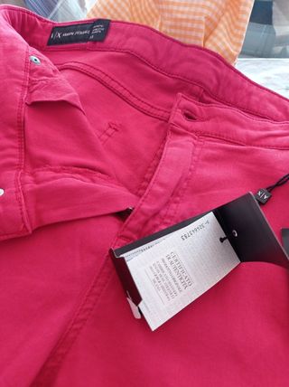pantalón mujer color rojo marca Emporio ARMANI.