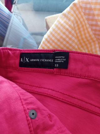 pantalón mujer color rojo marca Emporio ARMANI.