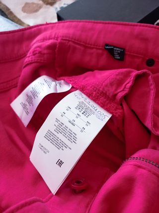 pantalón mujer color rojo marca Emporio ARMANI.