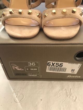 Bata ~ Sandali scamosciati con borchie