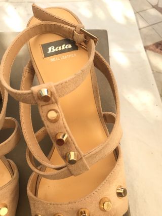 Bata ~ Sandali scamosciati con borchie