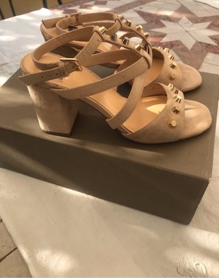 Bata ~ Sandali scamosciati con borchie