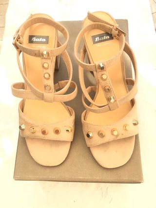 Bata ~ Sandali scamosciati con borchie