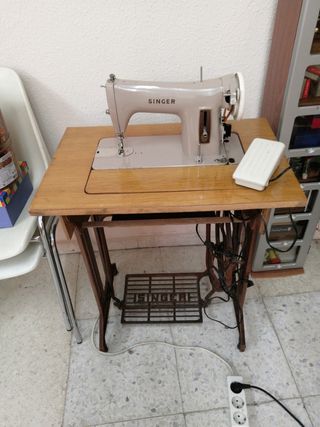 Máquina de coser SINGER con pedal eléctrico